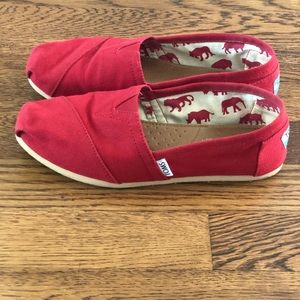 Tom’s classic Alpargata slip on flats